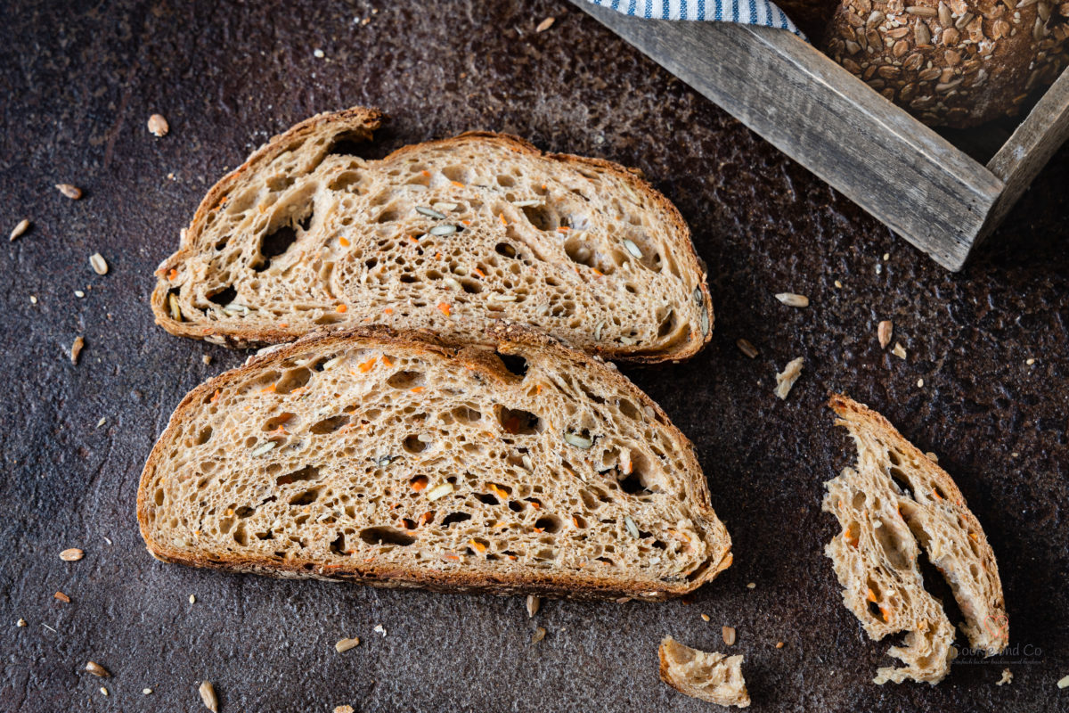 Anschnitt vom Brot mit Vollkorn, Möhren und Saaten. Mit Dinkel, Emmer und Ruchmehl
