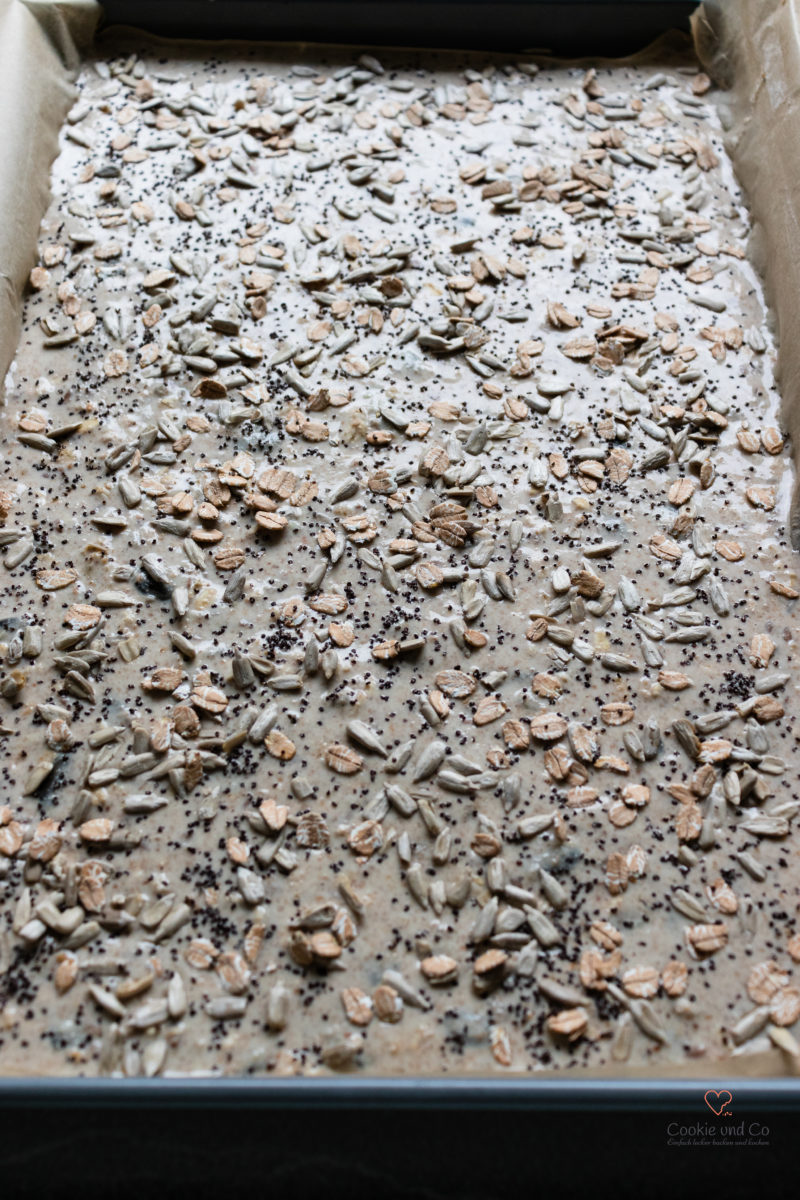 Teig für selbstgemachtes Knäckebrot auf einem Backblech