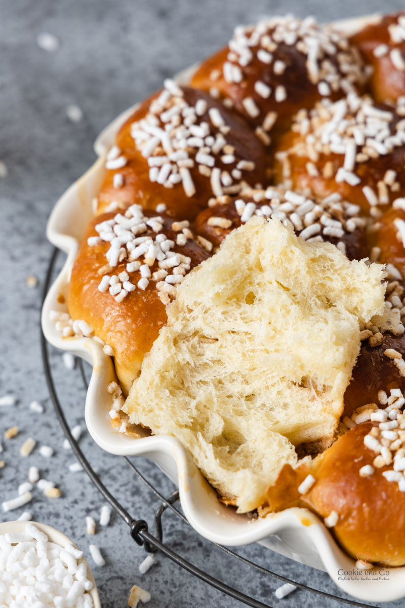 Krume von weichen  fluffigen Milchbrötchen