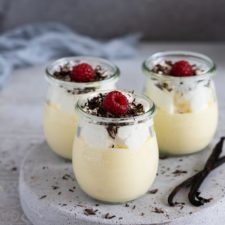 Eierlikör Dessert mit weißer Schokolade in kleinen Dessertgläsern mit geraspelter Schokolade dekoriert.