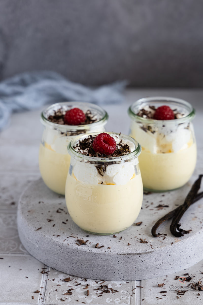 Eierlikör Dessert mit weißer Schokolade  Getoppt mit Schlagsahne, frischen Himbeeren und Schokoladenraspel