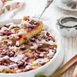 Versunkener Rhabarberkuchen mit Himbeeren