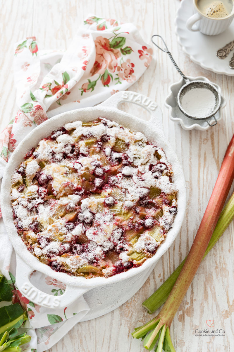 Kuchen mit Rhabarber und Himbeeren