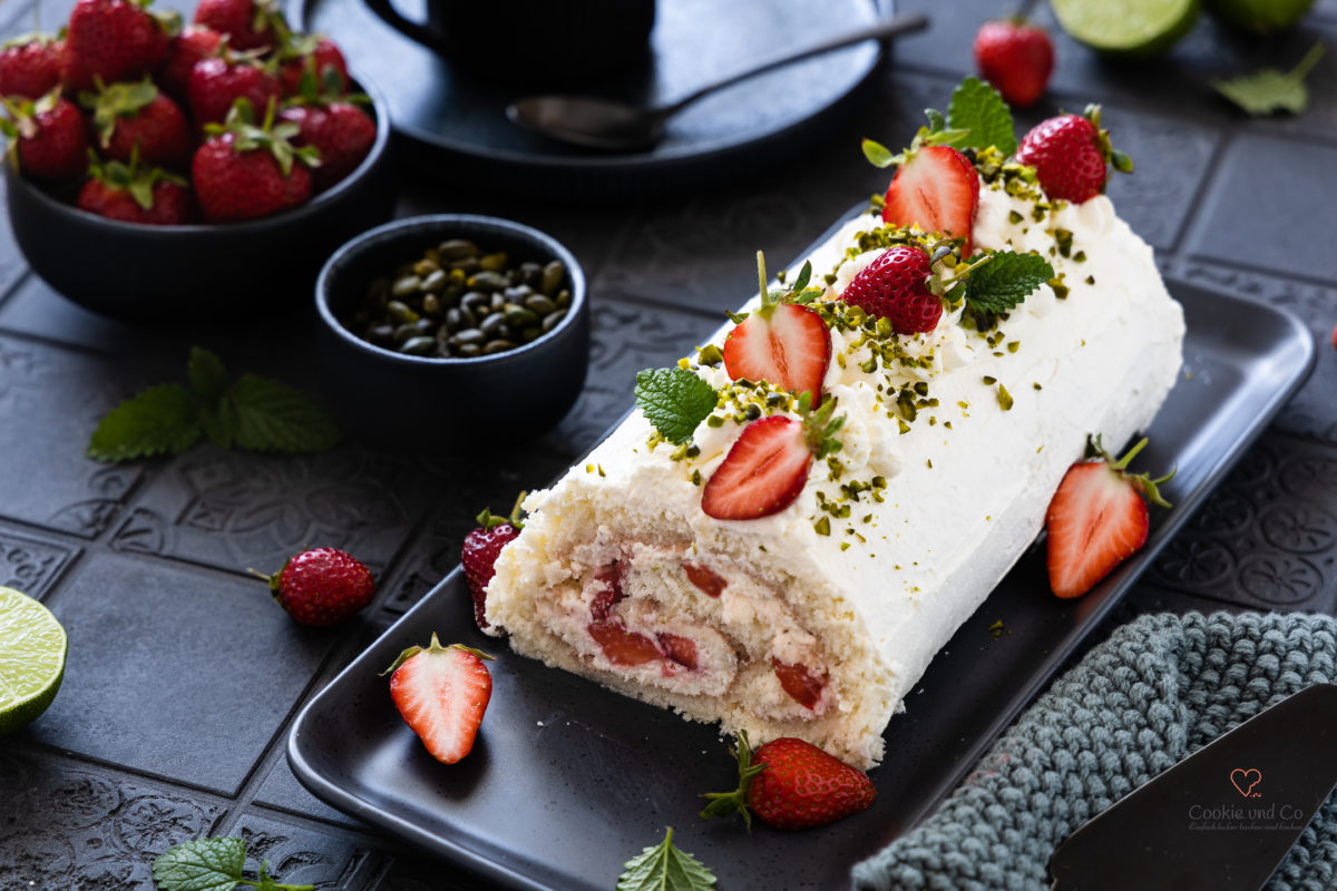 Erdbeer-Sahne-Rolle (Biskuitrolle) mit Quark-Sahne Füllung und Erdbeeren.