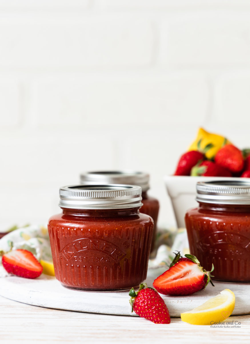 Erdbeer-Konfitüre mit Rhabarber und Holunder