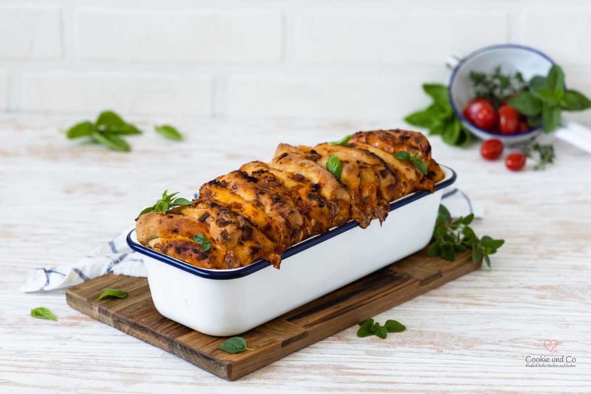 Fluffiges und saftiges Pizza Zupfbrot (Pull Apart Bread) mit wenig Hefe, Lievito Madre und Übernachtgare. Gefüllt mit Tomatensoße, Käse und Salami.