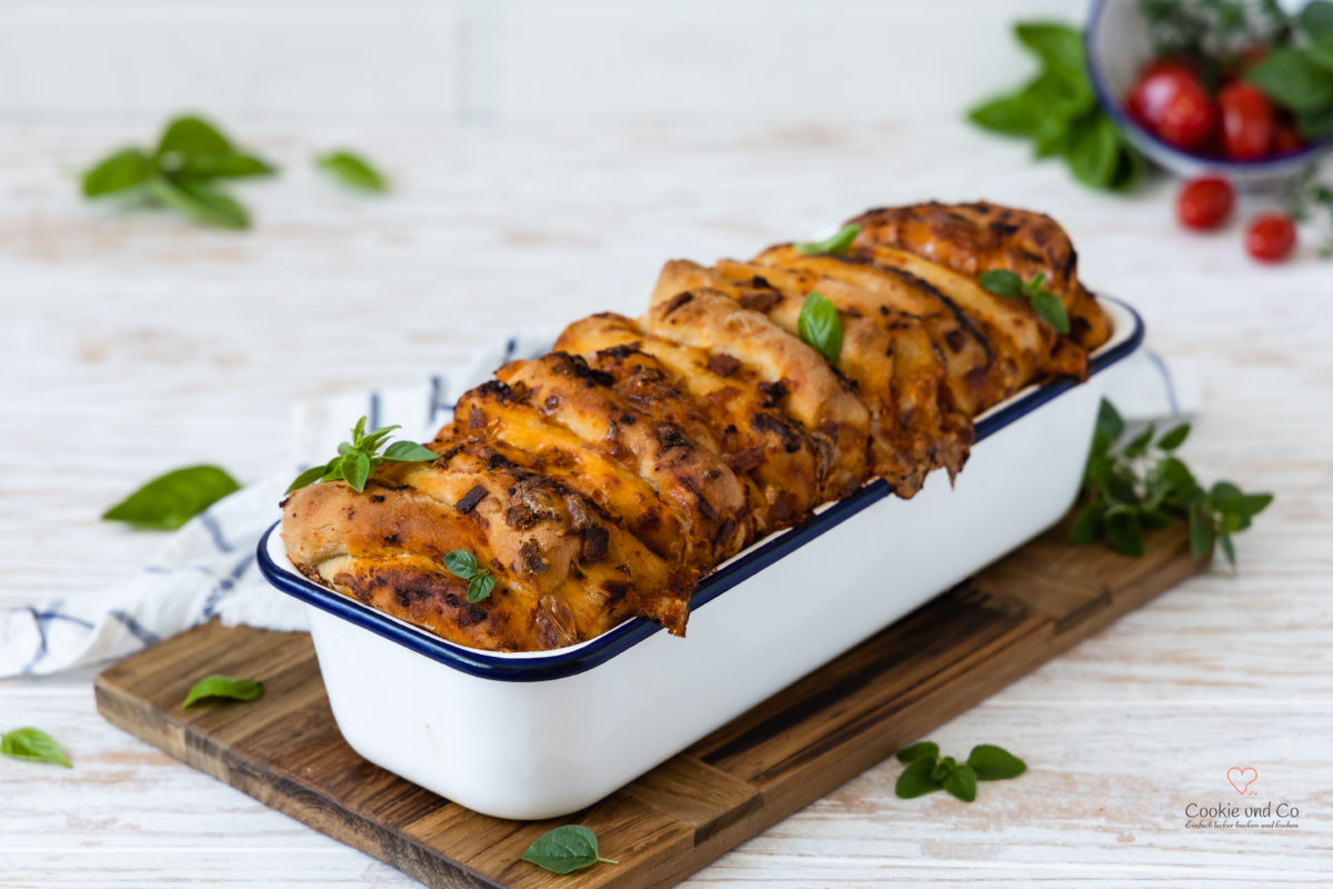 Fluffiges und saftiges Pizza Zupfbrot (Pull Apart Bread) mit wenig Hefe, Lievito Madre und Übernachtgare. Gefüllt mit Tomatensoße, Käse und Salami.