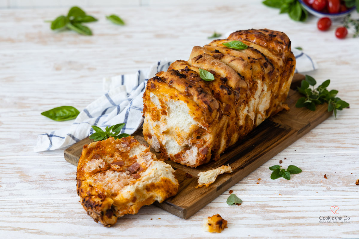 Fluffiges und saftiges Pizza Zupfbrot (Pull Apart Bread) mit wenig Hefe, Lievito Madre und Übernachtgare. Gefüllt mit Tomatensoße, Käse und Salami.