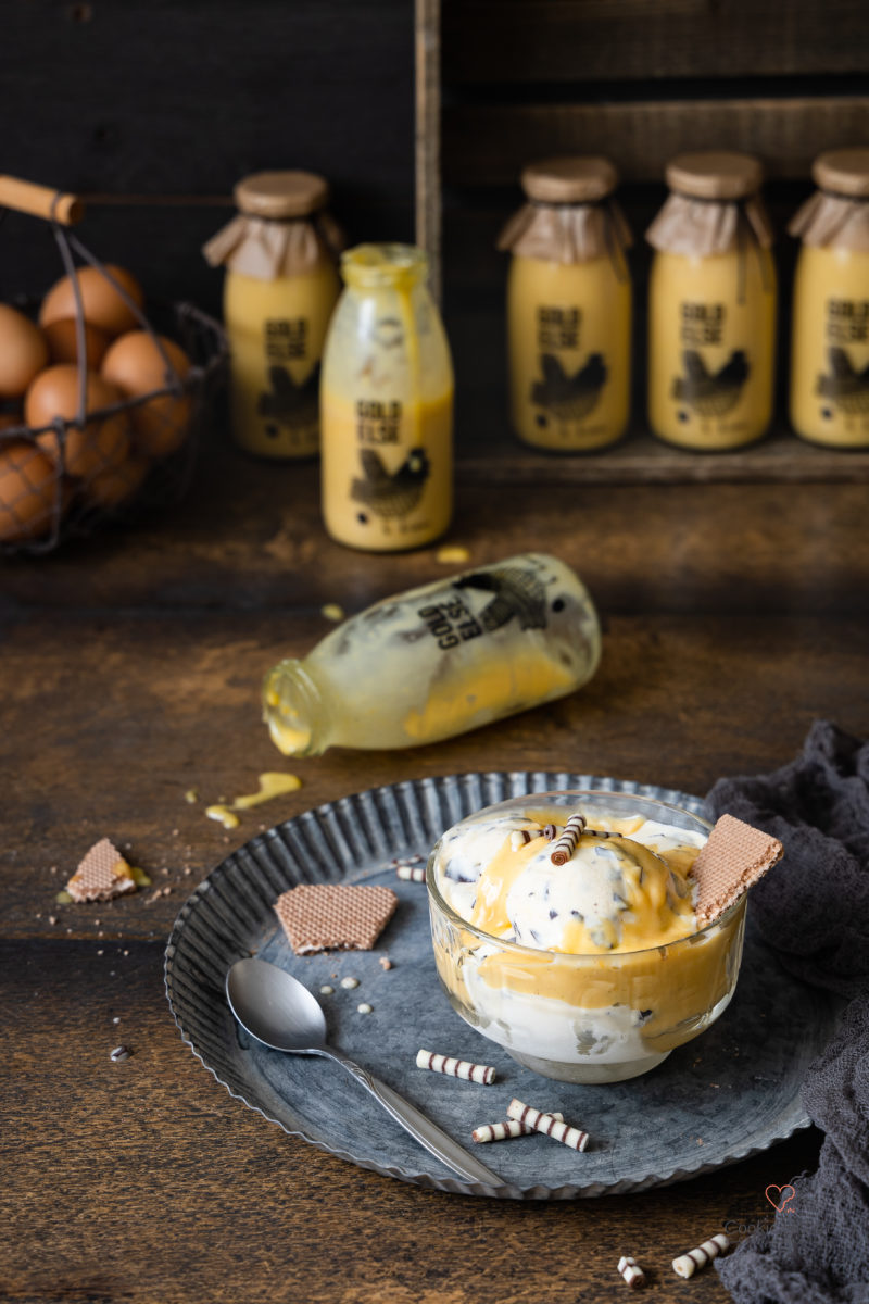 Selbstgemachtes Eierlikör Eis aus 3 Zutaten (mit & ohne Eismaschine) mit gezuckerter Kondensmilch