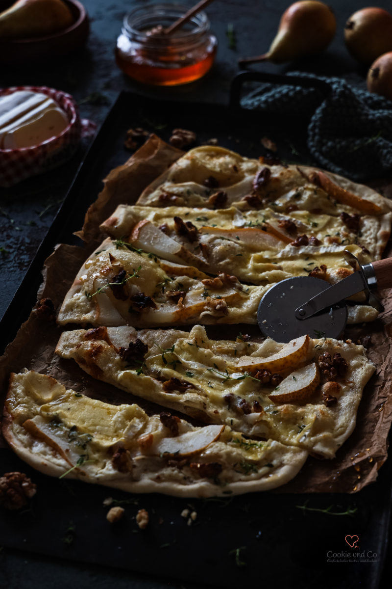 Herbstlicher Flammkuchen mit Birnen, Camembert & Walnüssen