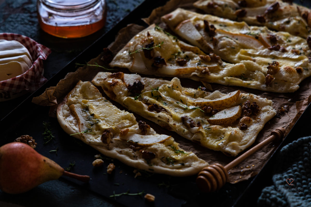 Herbstlicher Flammkuchen mit Birnen, Camembert & Walnüssen
