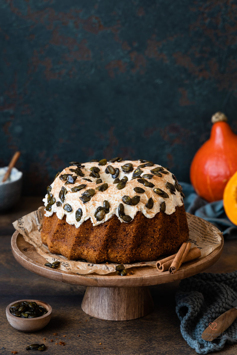Kürbiskuchen mit Frosting und karamellisierten Kürbiskernen