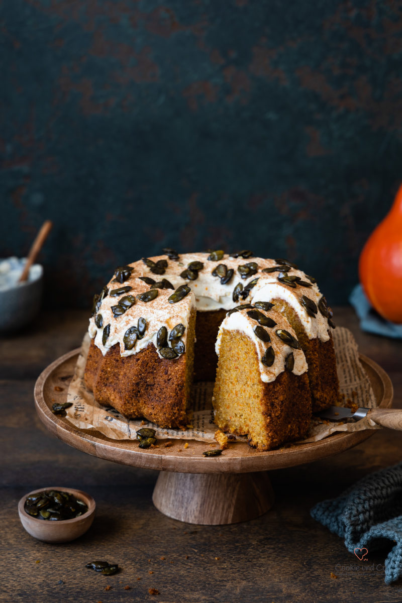 Kürbiskuchen mit Frosting und karamellisierten Kürbiskernen