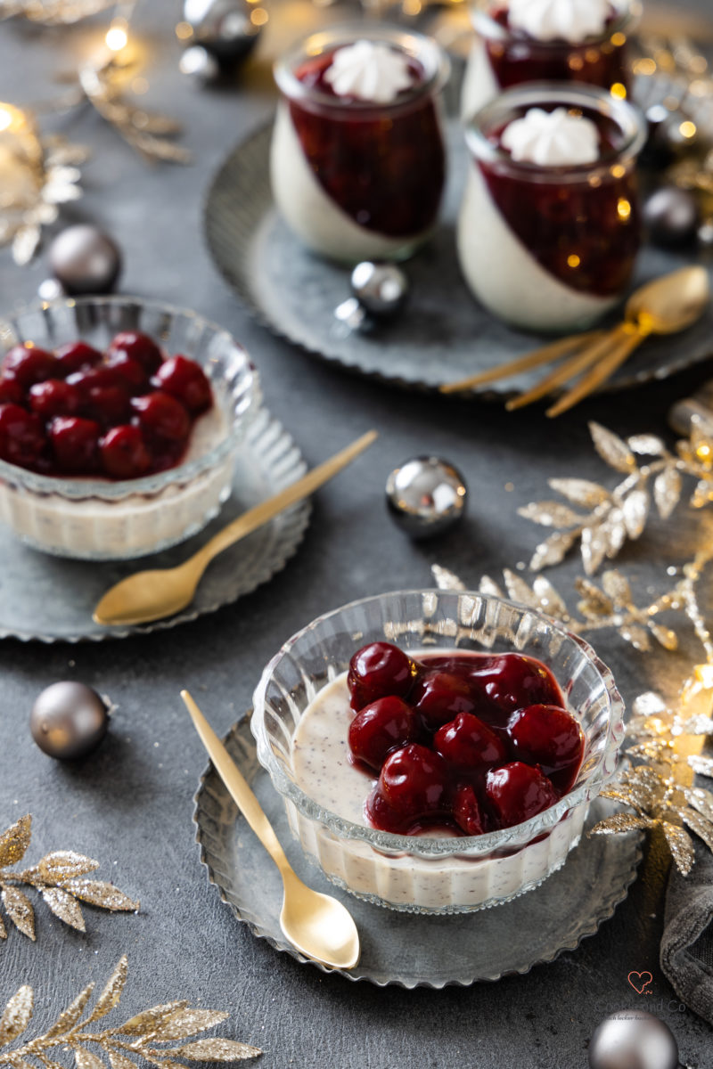 Mohn Marzipan Panna Cotta mit Glühwein Kirschen
