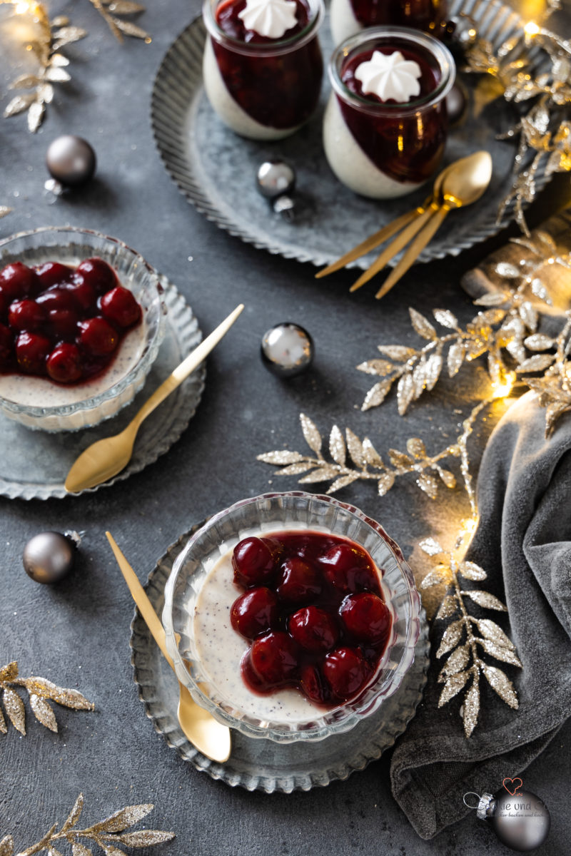 Mohn Marzipan Panna Cotta mit Glühwein Kirschen
