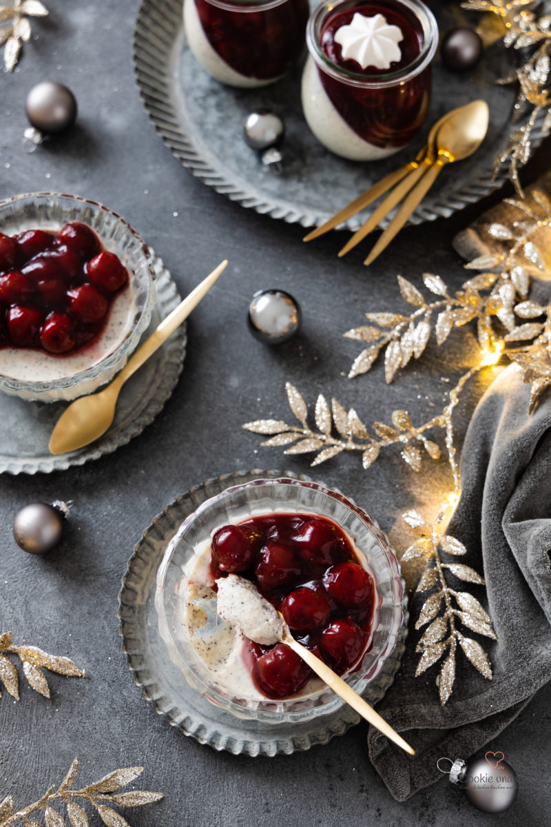 Mohn Marzipan Panna Cotta mit Glühwein Kirschen