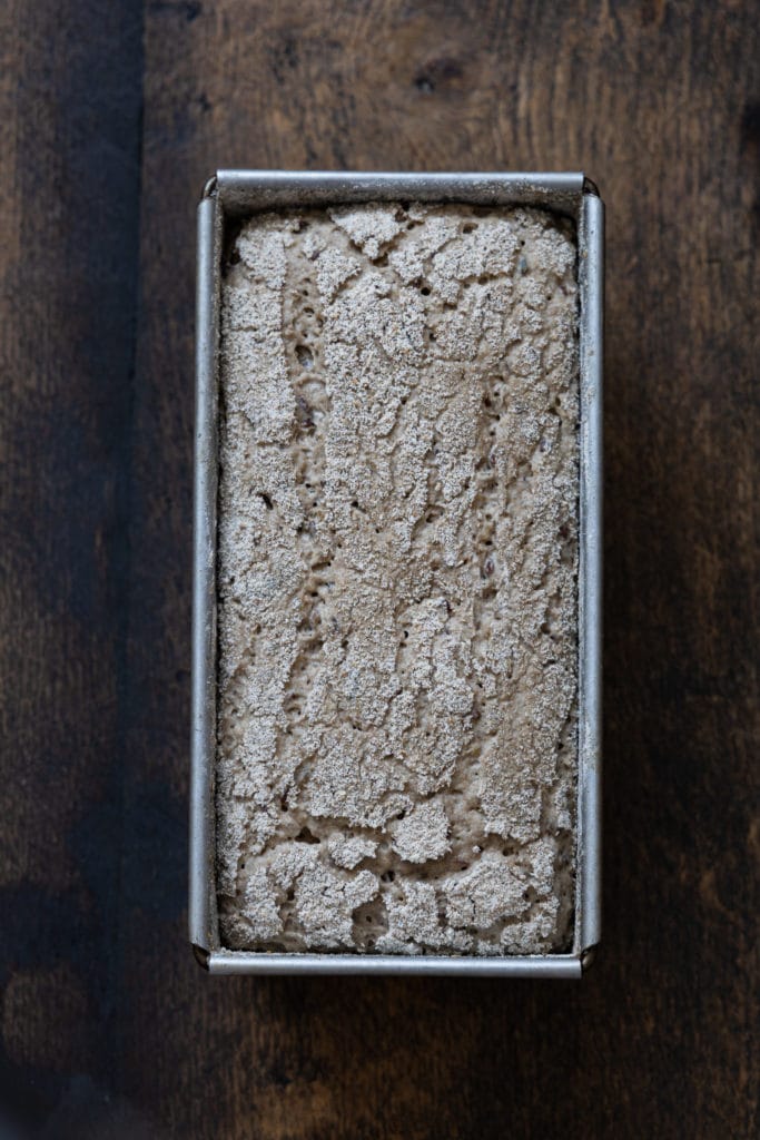 Teig für Roggenbrot in der Kastenform