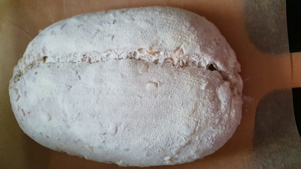 eingeschnittener Teigling der Apfel-Nuss-Kruste vor dem Backen