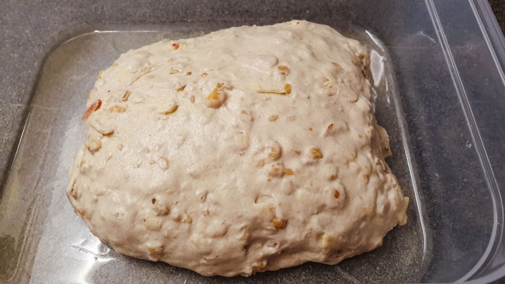 Teig für die Apfel Nuss Kruste nach dem Dehnen und Falten