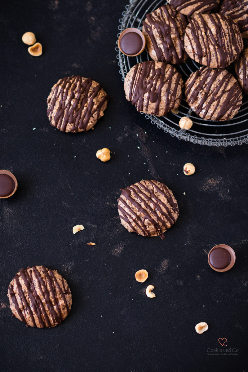 Saftige Schoko-Nuss-Makronen mit Toffifees, mit Nüssen und Toffifees auf einem alten Backblech.