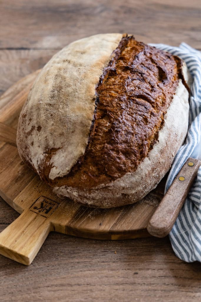Rustikales Auffrischbrot zur Verwertung von Sauerteigresten.