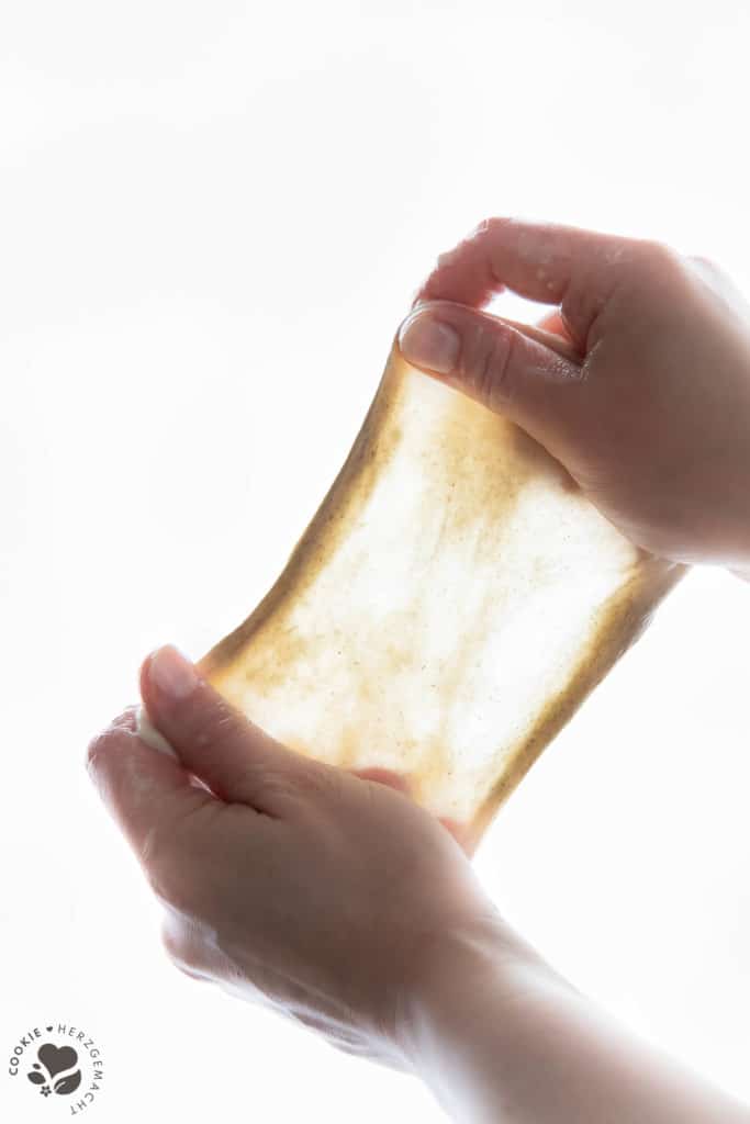 Fenstertest beim Brotteig