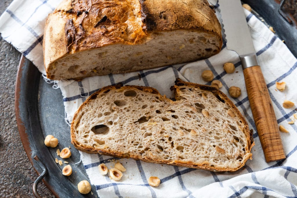 Abgeschnittenen Brotscheibe der Apfel-Nuss-Kruste