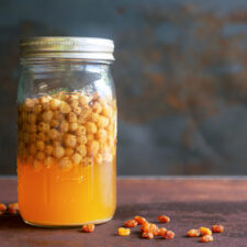 Hefewasser oder Fermentwasser mit Rosinen.