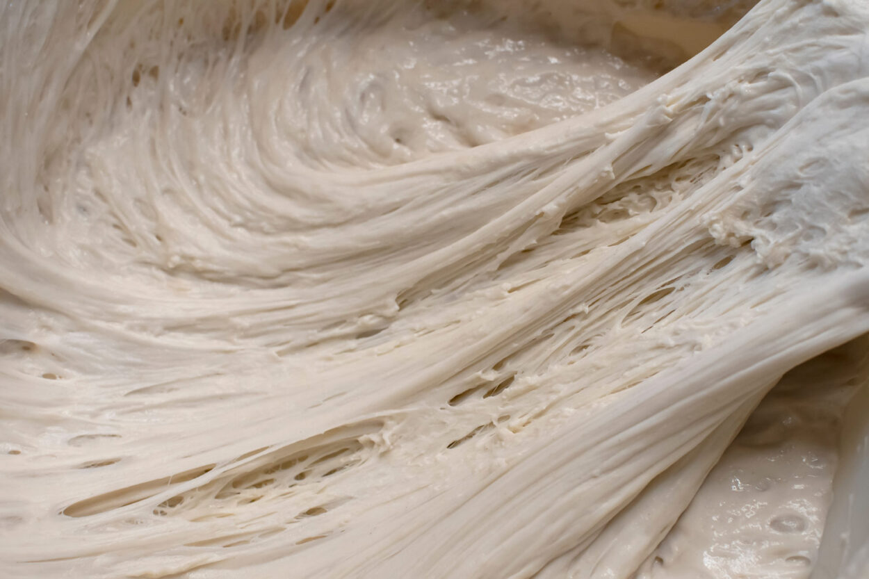 Gluten: Sichtbare entwicklete Glutenstränge im Vorteig.