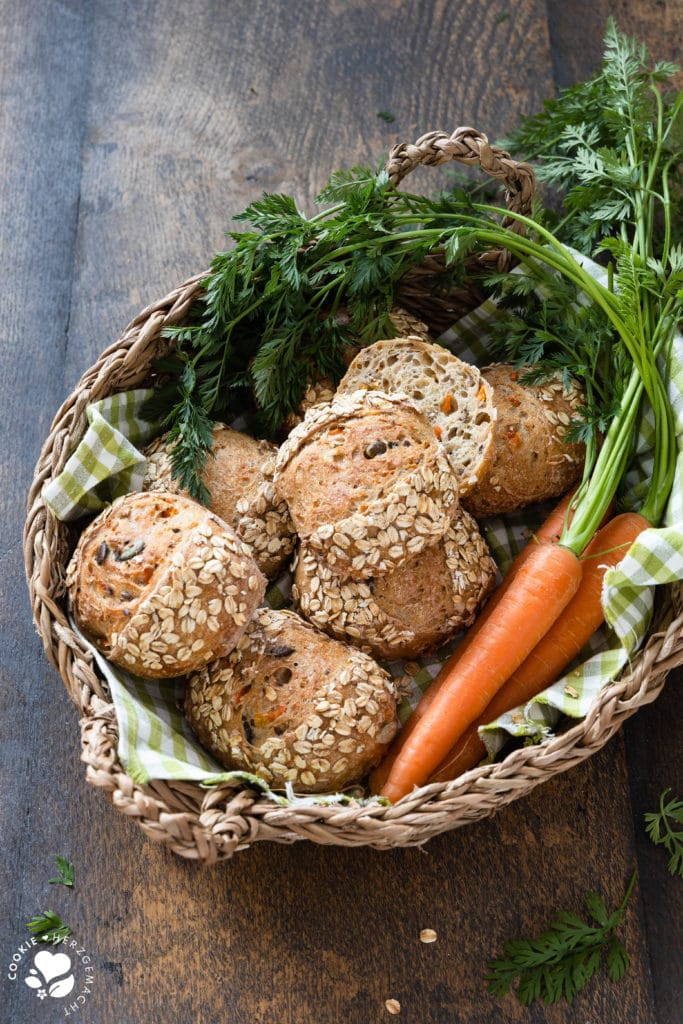 Karotten-Kuller: Brötchen mit Möhren und Haferflocken in einem Brotkorb