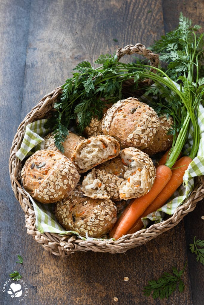 Karotten-Kuller: Brötchen mit Möhren und Haferflocken in einem Brotkorb