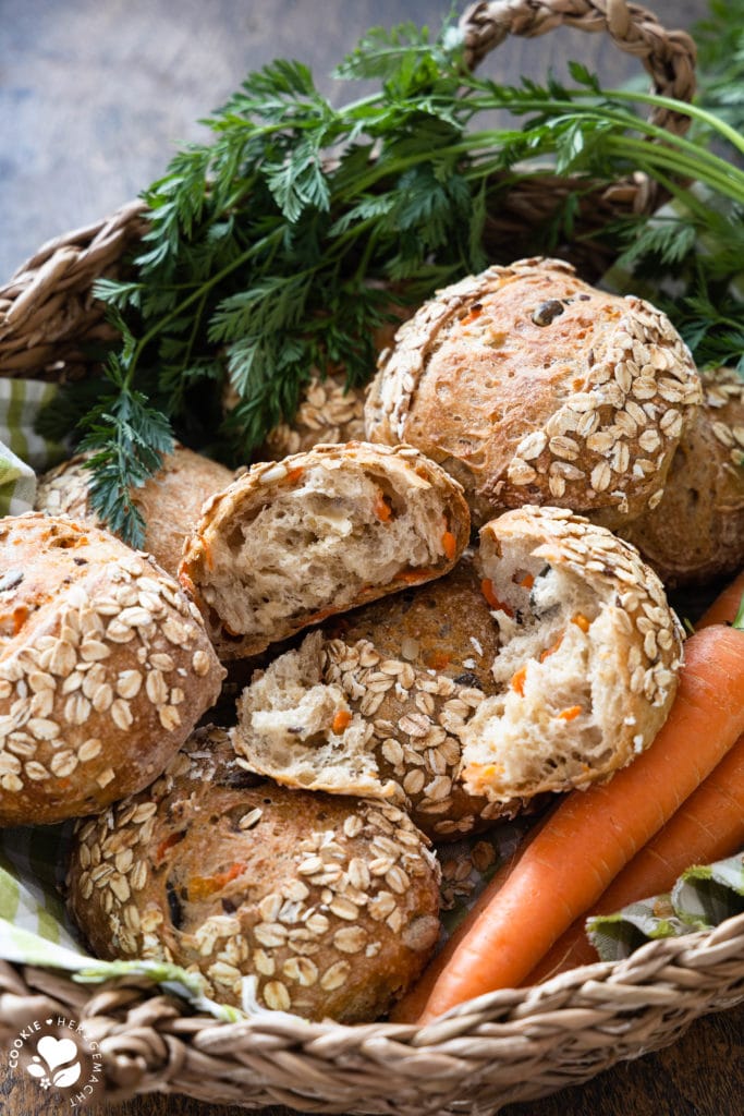 Karotten-Kuller: Brötchen mit Möhren und Haferflocken in einem Brotkorb
