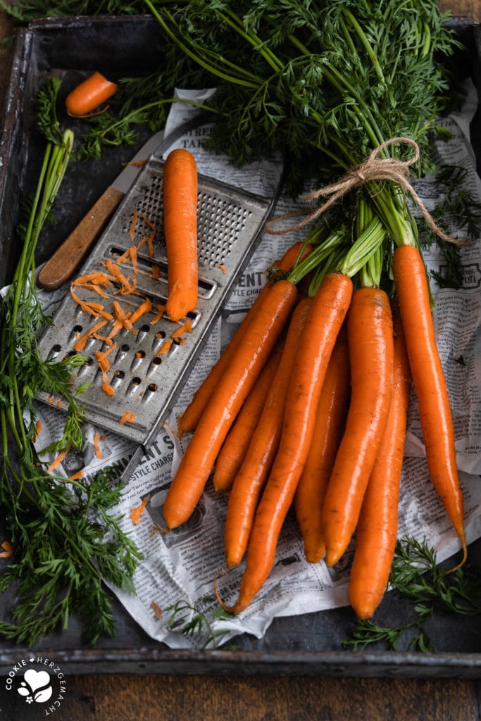Bundmöhren auf einem Blech