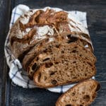 Weizenvollkornkruste mit locker und luftiger Krume in Scheiben geschnitten auf einem Geschrrtuch.