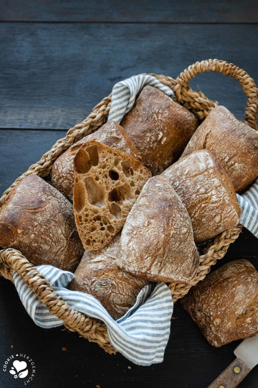 Vollkornbrötchen in einem Brotkorb