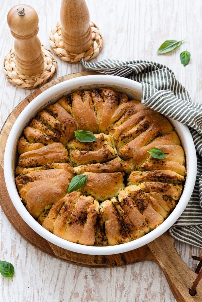 Kräuterfaltenbrot in einer runden Backform