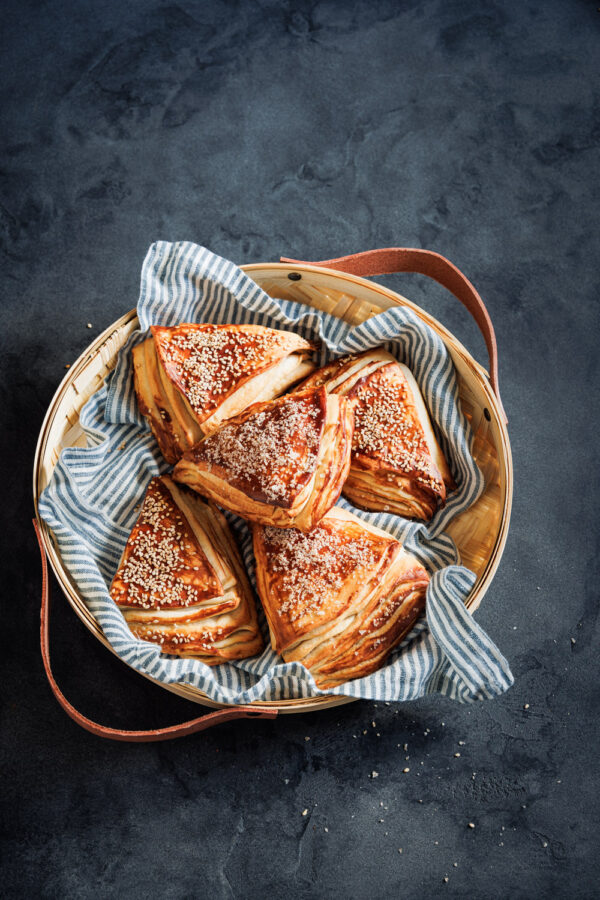 Ein Brötchenkorb mit Laugenecken darin und gut sichtbarere Maillard-Reaktion.