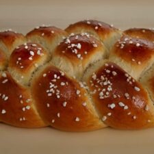 Geflochtener Hefezopf mit hagelzucker nach einem Rezept von Tanja Riedl: Hefezopf nach Frieda.