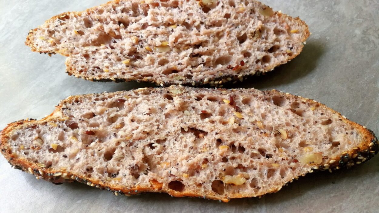 Aufgeschnittene Quark-Korn-Stangen mit fluffiger Krume.