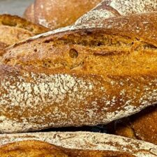 Vollkornbrötchen mit einem aufgerissenem Ausbund.