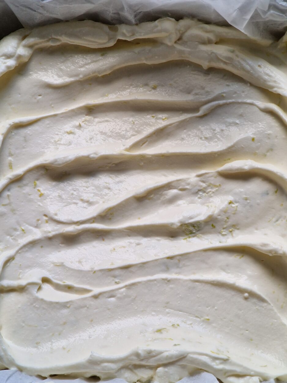 Gleichmäßig verteilte Cheesecakemasse in der Kuchenform.