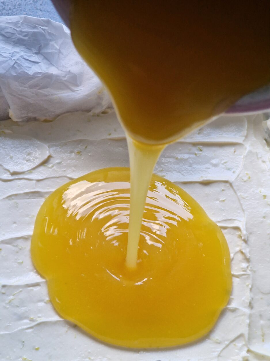 Zitronentopping, dass auf die Cheesecakemasse gegossen wird.