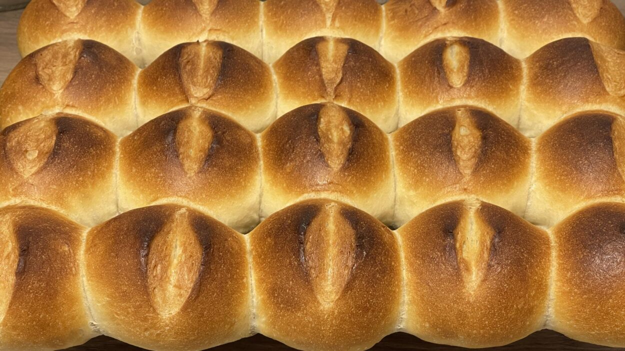 Brötchen frisch nach dem Backen. 