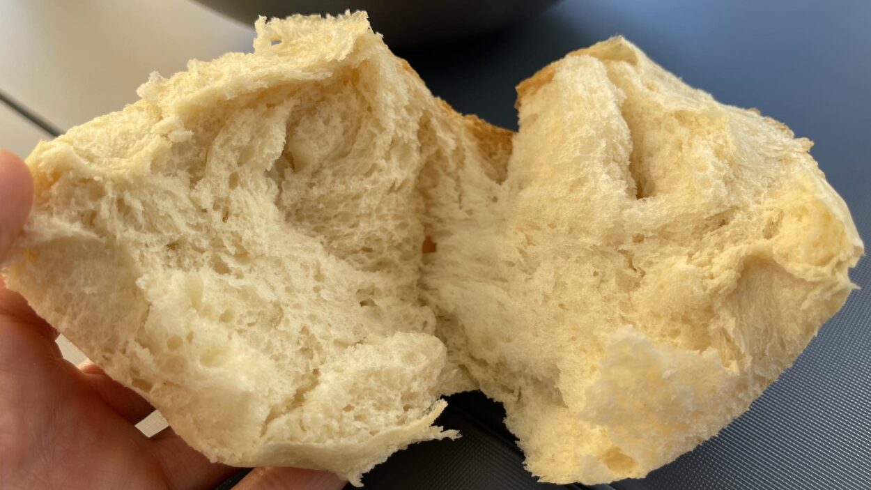 Frisch nach dem Backen aufgerissenes Brötchen.