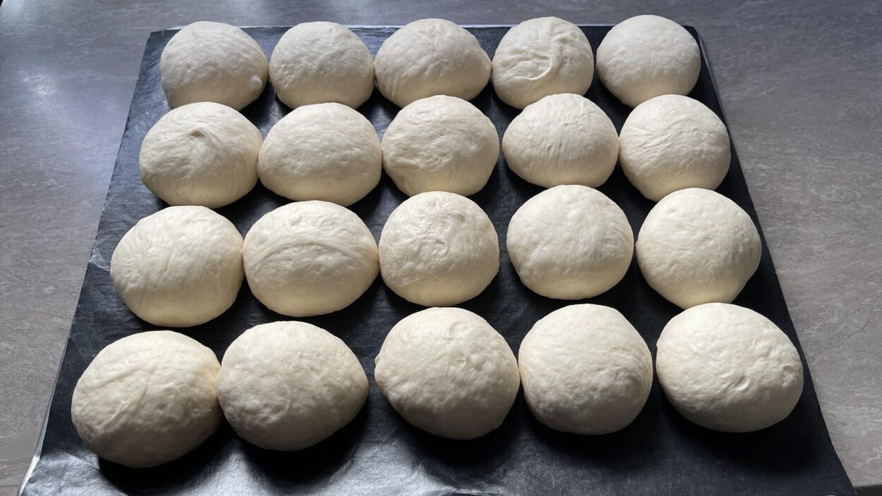 Teiglinge für die Brötchen nach dem Formen.
