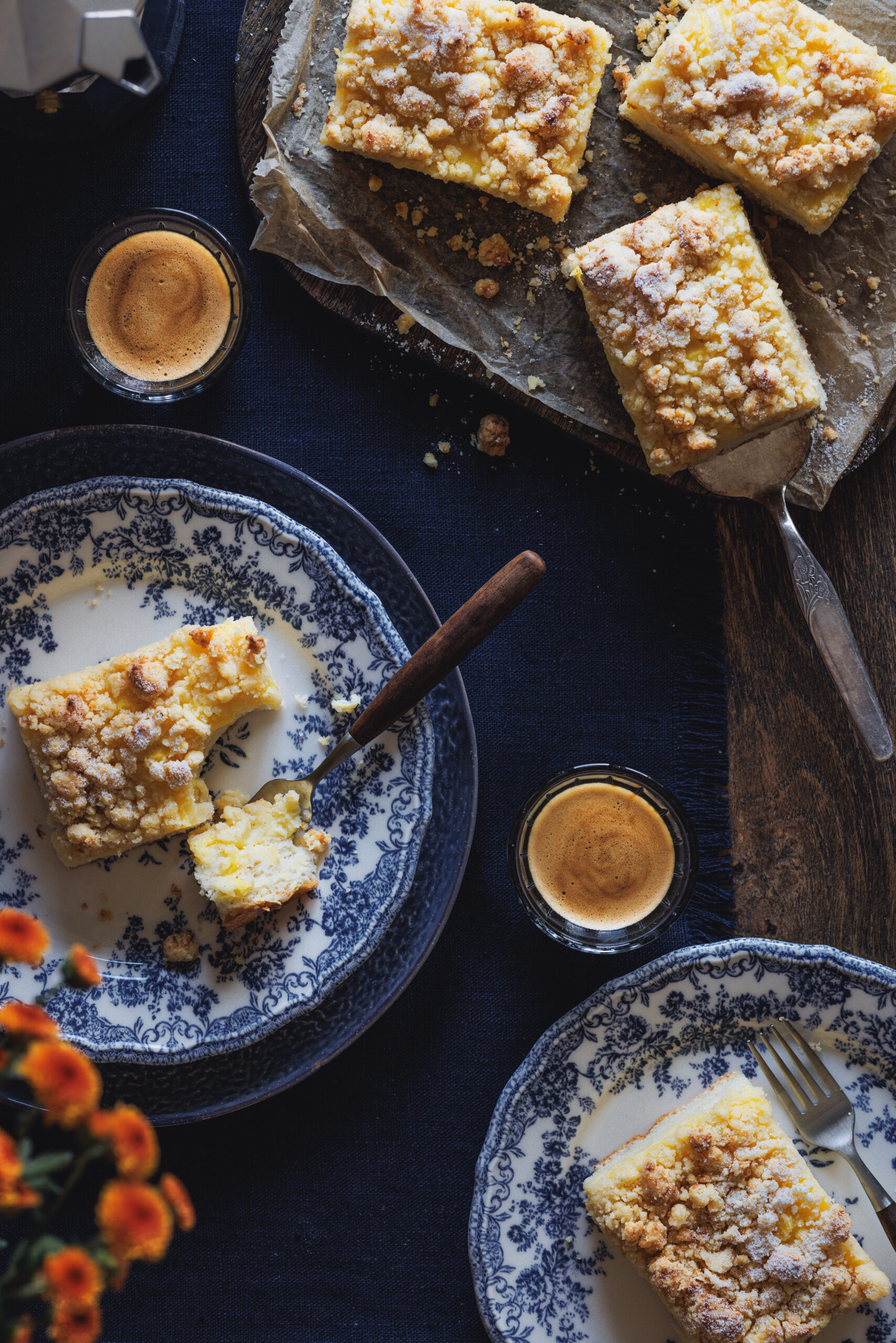Omas Streuselkuchen vom Blech mit luftigem Hefeteig und Puddingfüllung