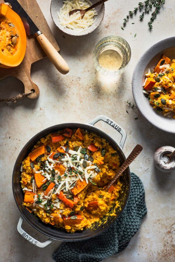 Kürbisrisotto aus dem Ofen mit Parmesankäse, Kürbiskernen und Thymian.