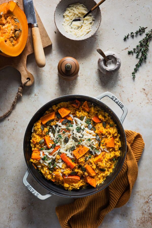 Kürbisrisotto aus dem Ofen mit Parmesankäse, Kürbiskernen und Thymian.