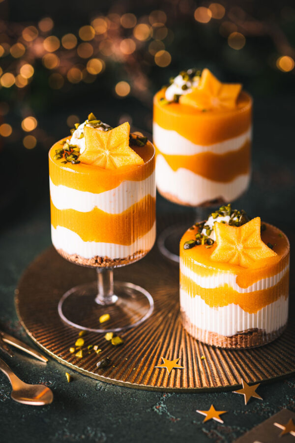 Weihnachtliches Dessert mit Joghurt-Creme und Kaki-Soße getoppt mit Pistazien. 