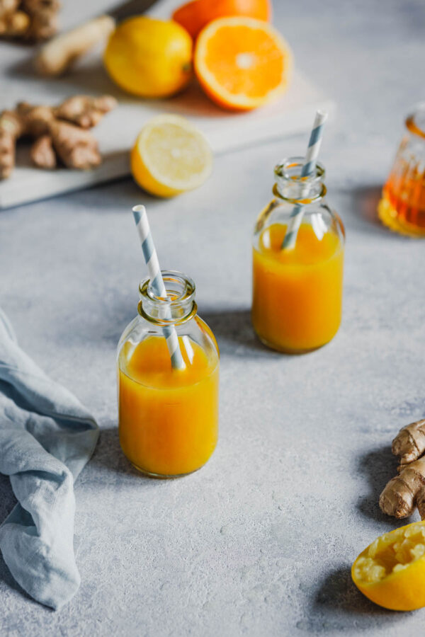 Ingwershot mit Orangen, Zitronen und Kurkuma.
